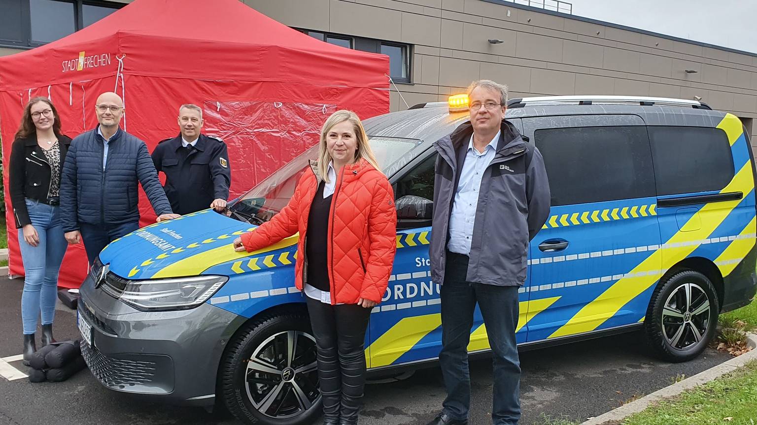 Bürgermeisterin Susanne Stupp steht mit einigen Männern vor einem Warnmobil des Ordnungsamtes.