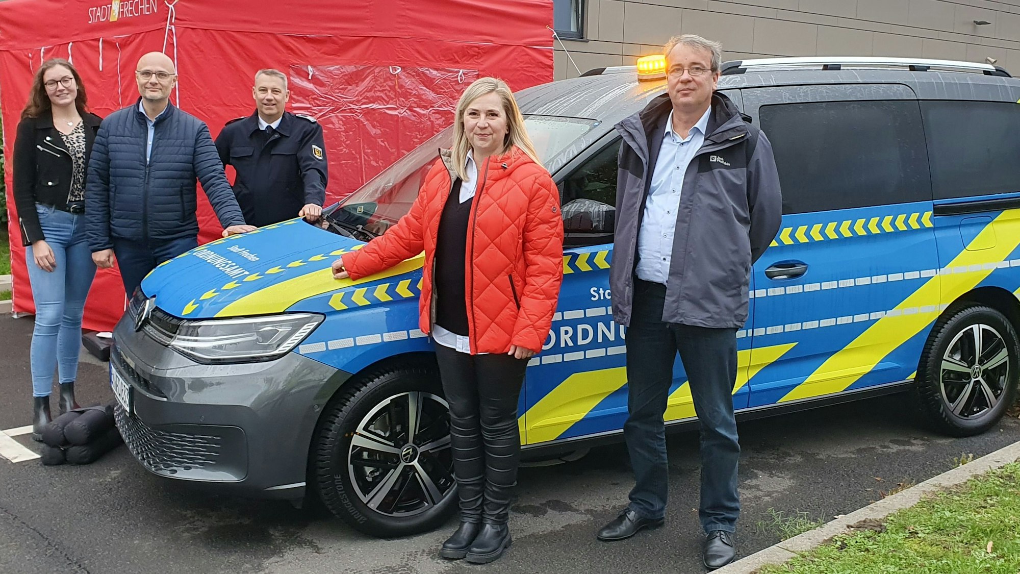 Bürgermeisterin Susanne Stupp steht mit einigen Männern vor einem Warnmobil des Ordnungsamtes.