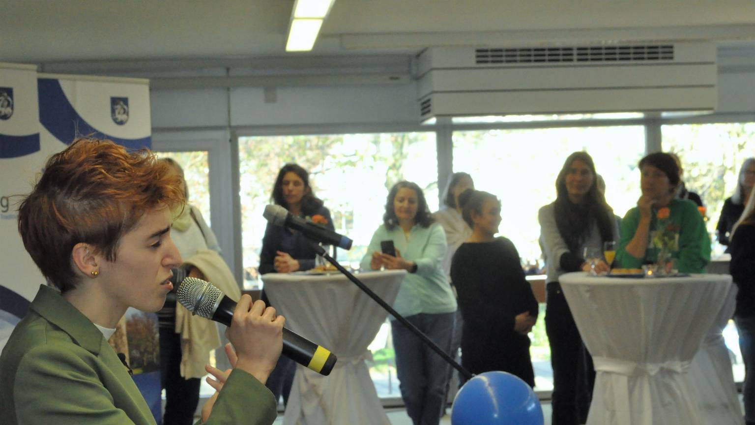 Anny Ogrezeanu singt im Rathaus von Wachtberg, nachdem sie sich in das Goldene Buch der Gemeinde eingetragen hat.