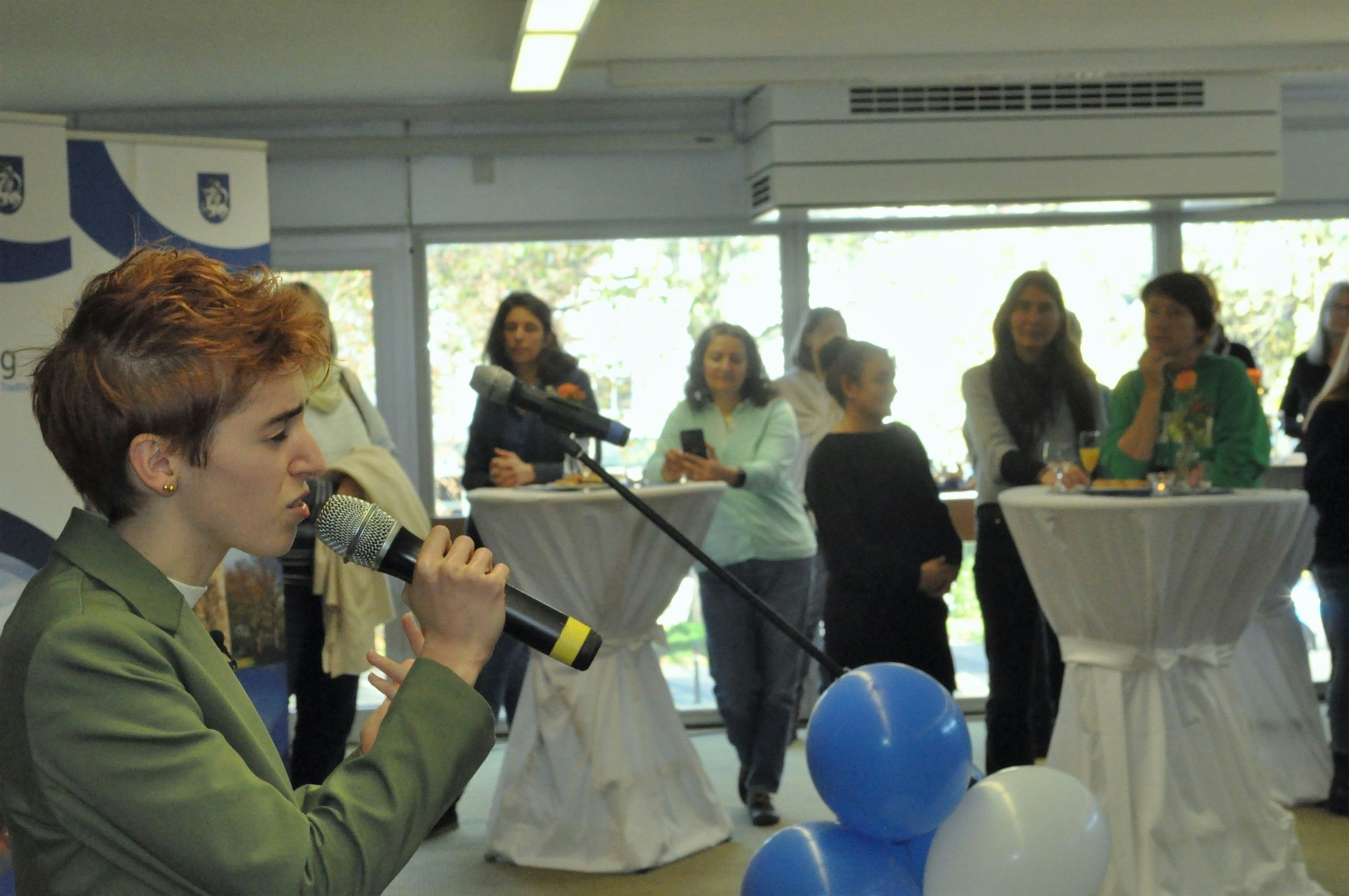 Anny Ogrezeanu singt im Rathaus von Wachtberg, nachdem sie sich in das Goldene Buch der Gemeinde eingetragen hat.