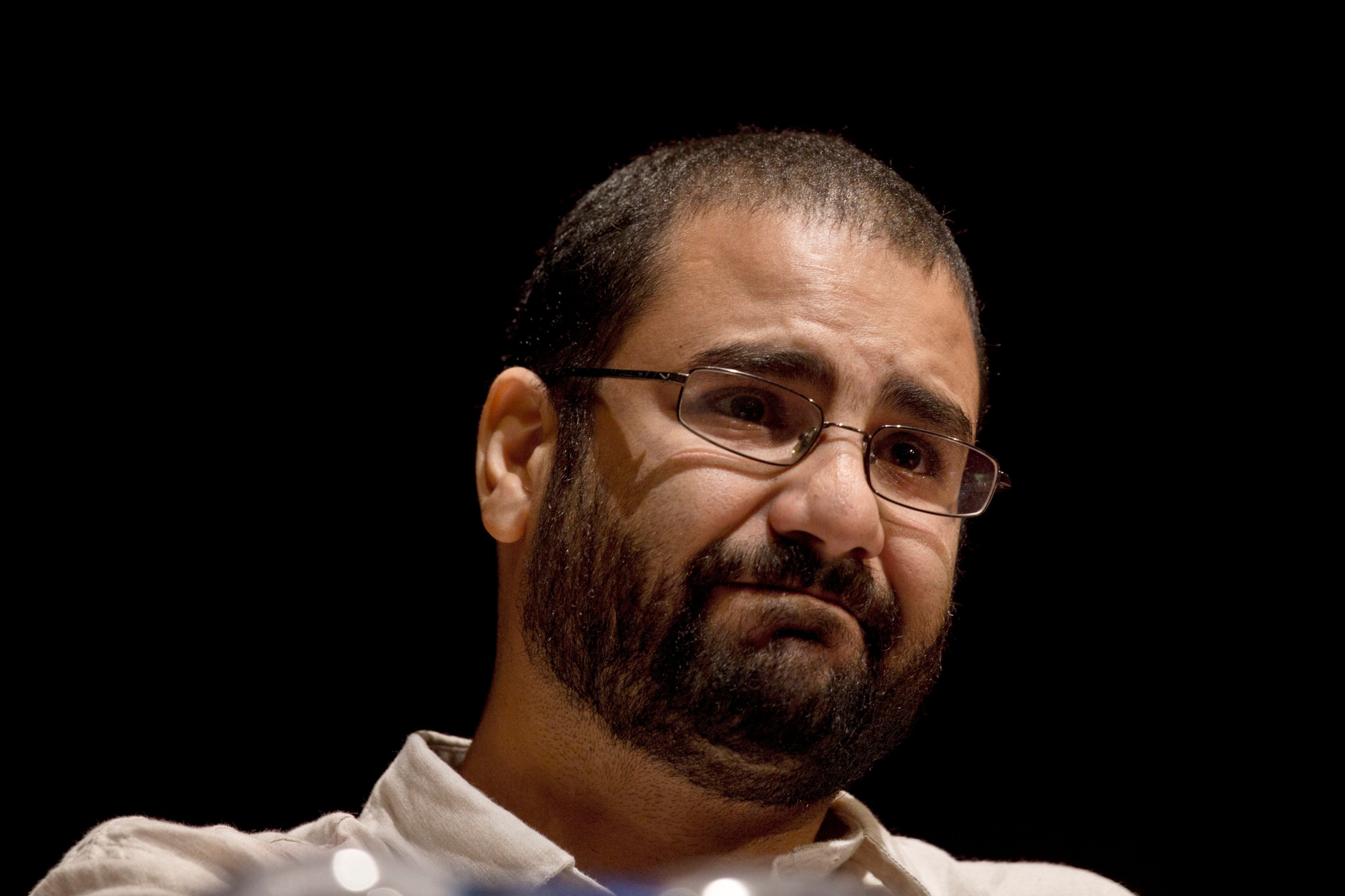 Alaa Abdel-Fattah spricht während einer Konferenz an der American University in Cairo.