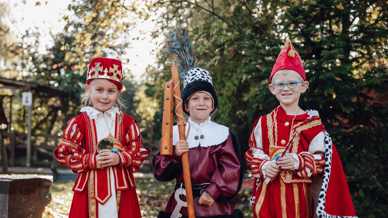 Thessa Stratmann, Miran Gündüz und Ben Himperich tragen ihre Kostüme als Prinzessin, Bauer und Prinz.