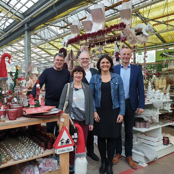 Harald Stolz, Waltraud Gräfen, Ralf Holtkötter, Anja Daub und Georg Stoffels stehen zwischen Deko-Tischen im Hagebau-Markt.