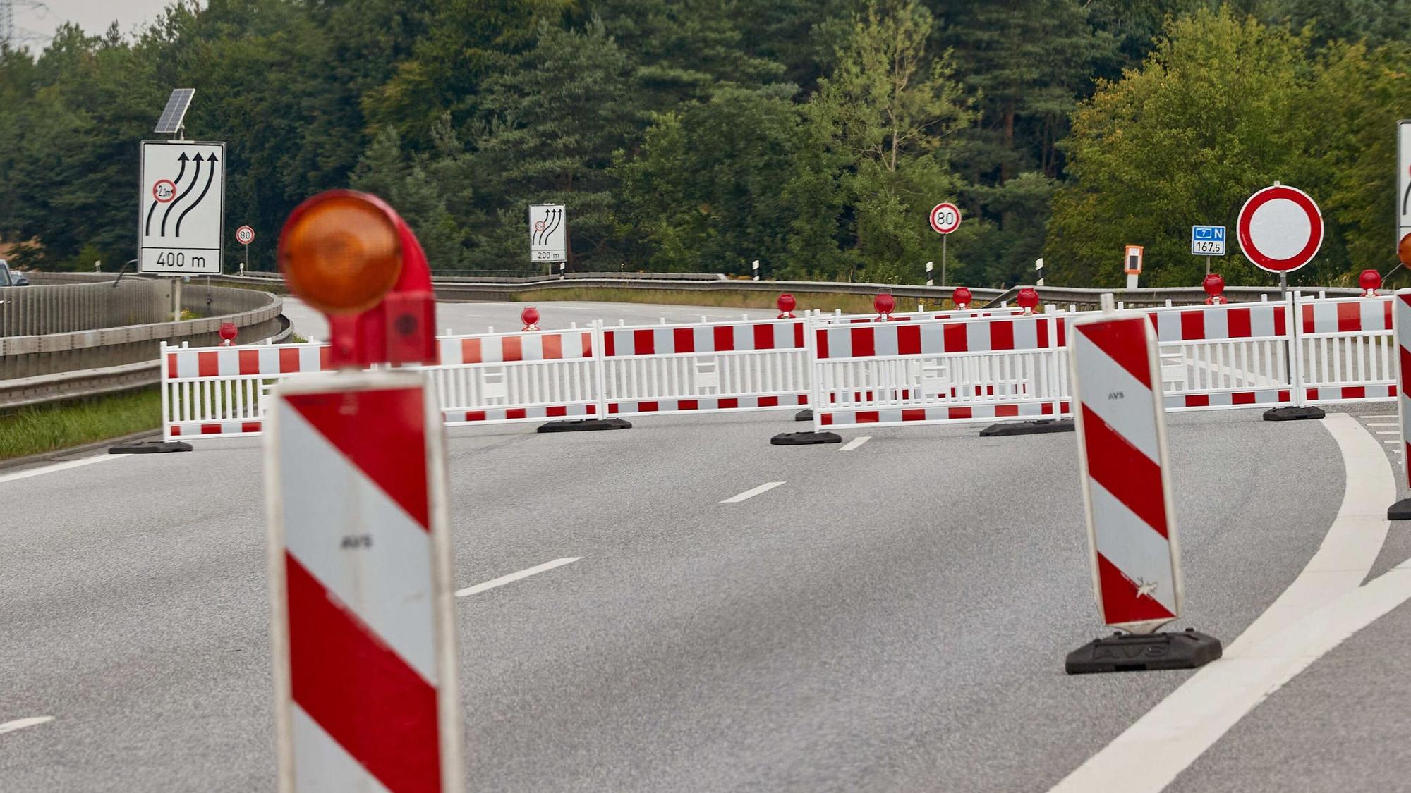 Ein Unfall hatte Schäden an der Leitplanke verursacht. Diese müssen behoben werden, um die Verkehrssicherheit wieder herzustellen