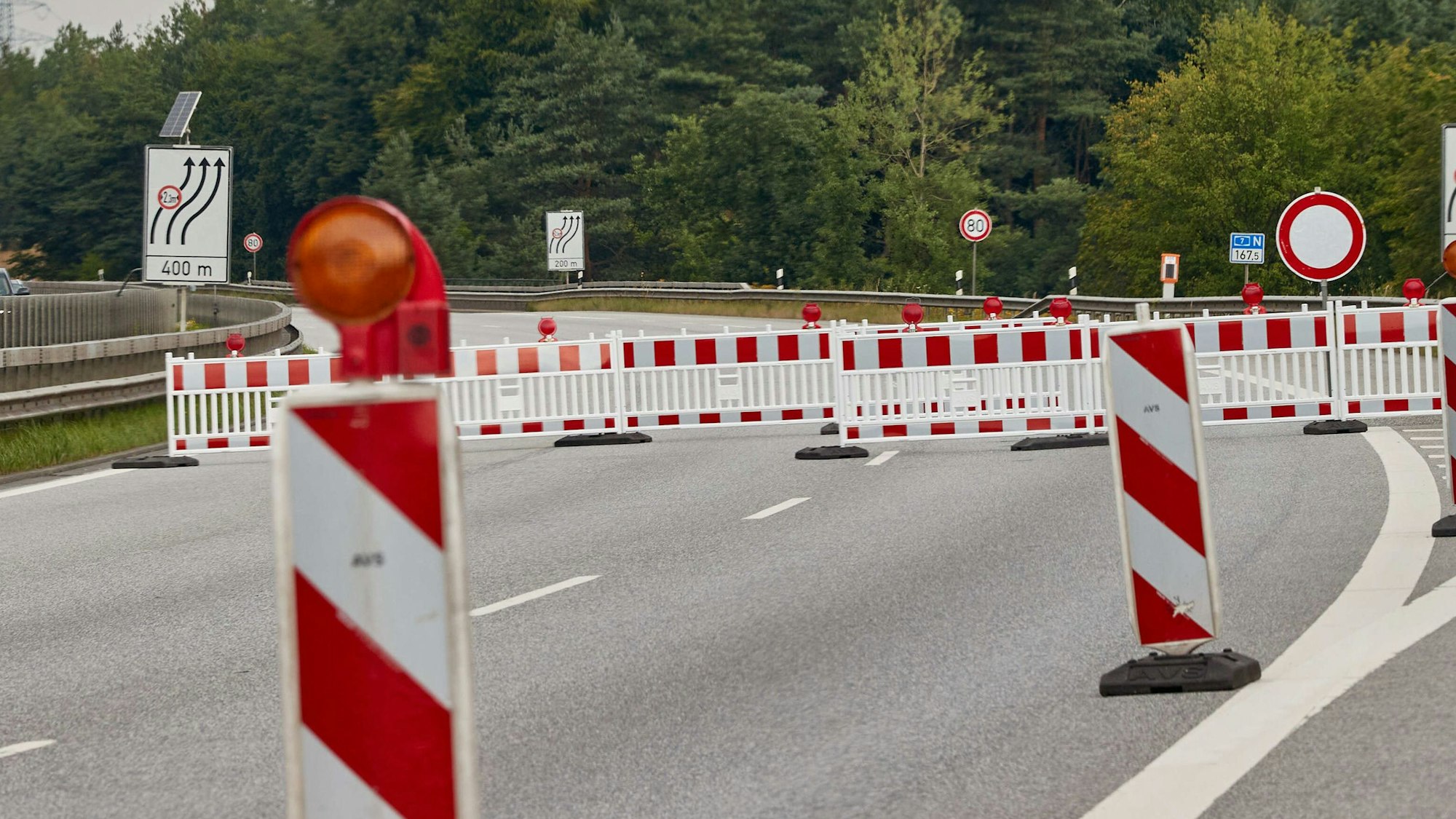 Ein Unfall hatte Schäden an der Leitplanke verursacht. Diese müssen behoben werden, um die Verkehrssicherheit wieder herzustellen