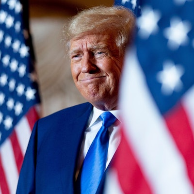 Donald Trump mit einer US-Flagge