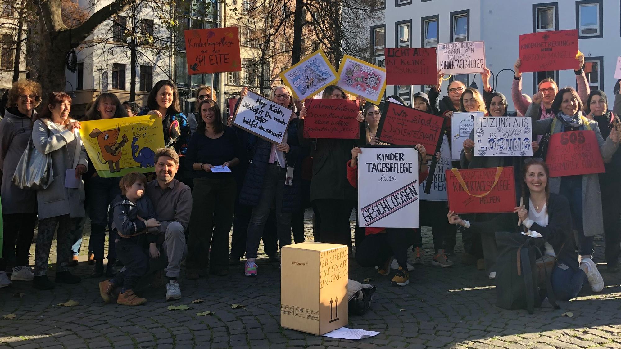 Tagesmütter und Tagesväter demonstrieren mit Plakaten und Sprechchören vor dem Kölner Rathaus für finanzielle Unterstützung der Kölner Tagespflegeeinrichtungen in Anbetracht der gestiegenen Energie- und Lebensmittelpreise.