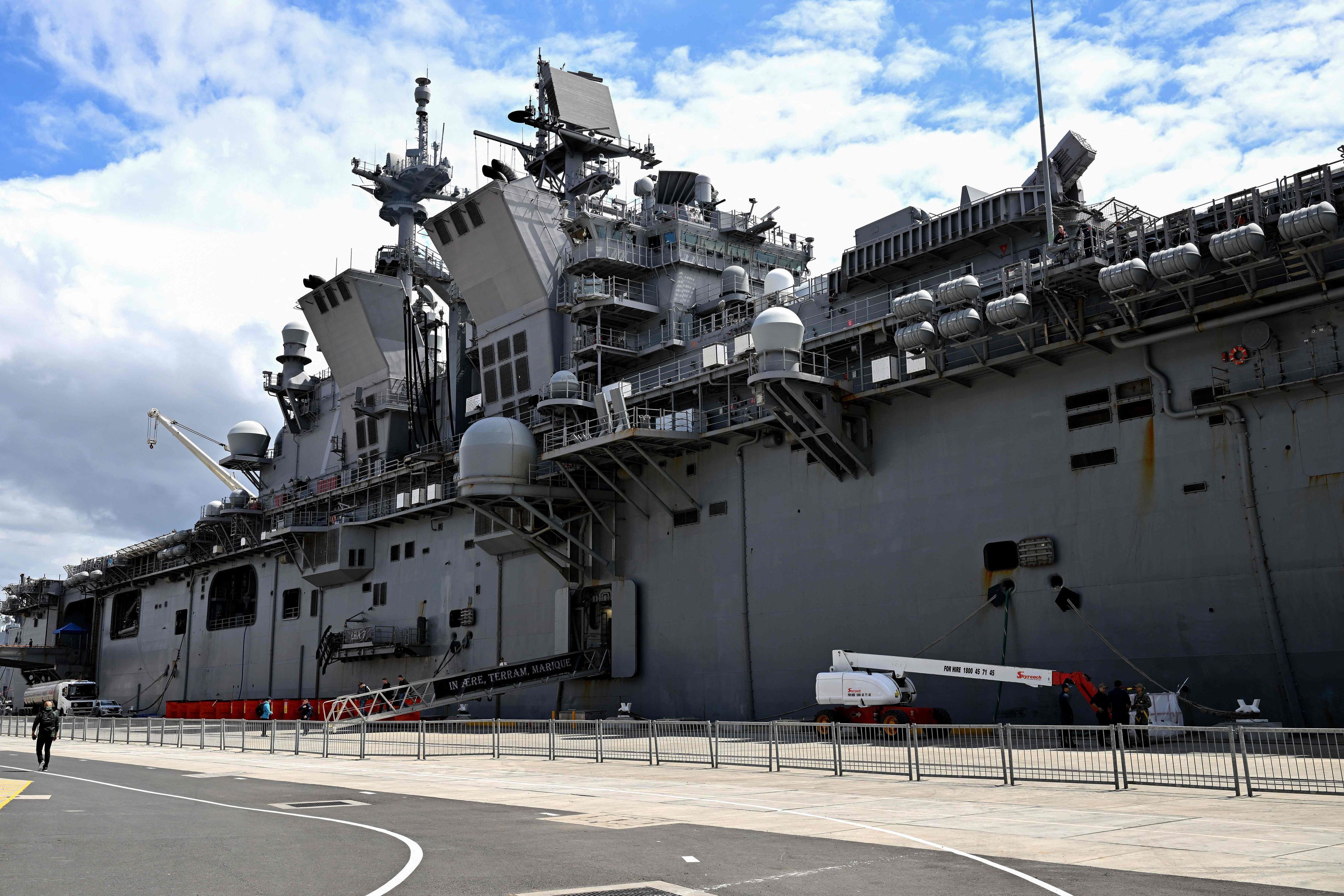 Das US Navy-Schiff USS Tripoli (LHA-7) legt am Hafen von Sydney an (Symbolbild).