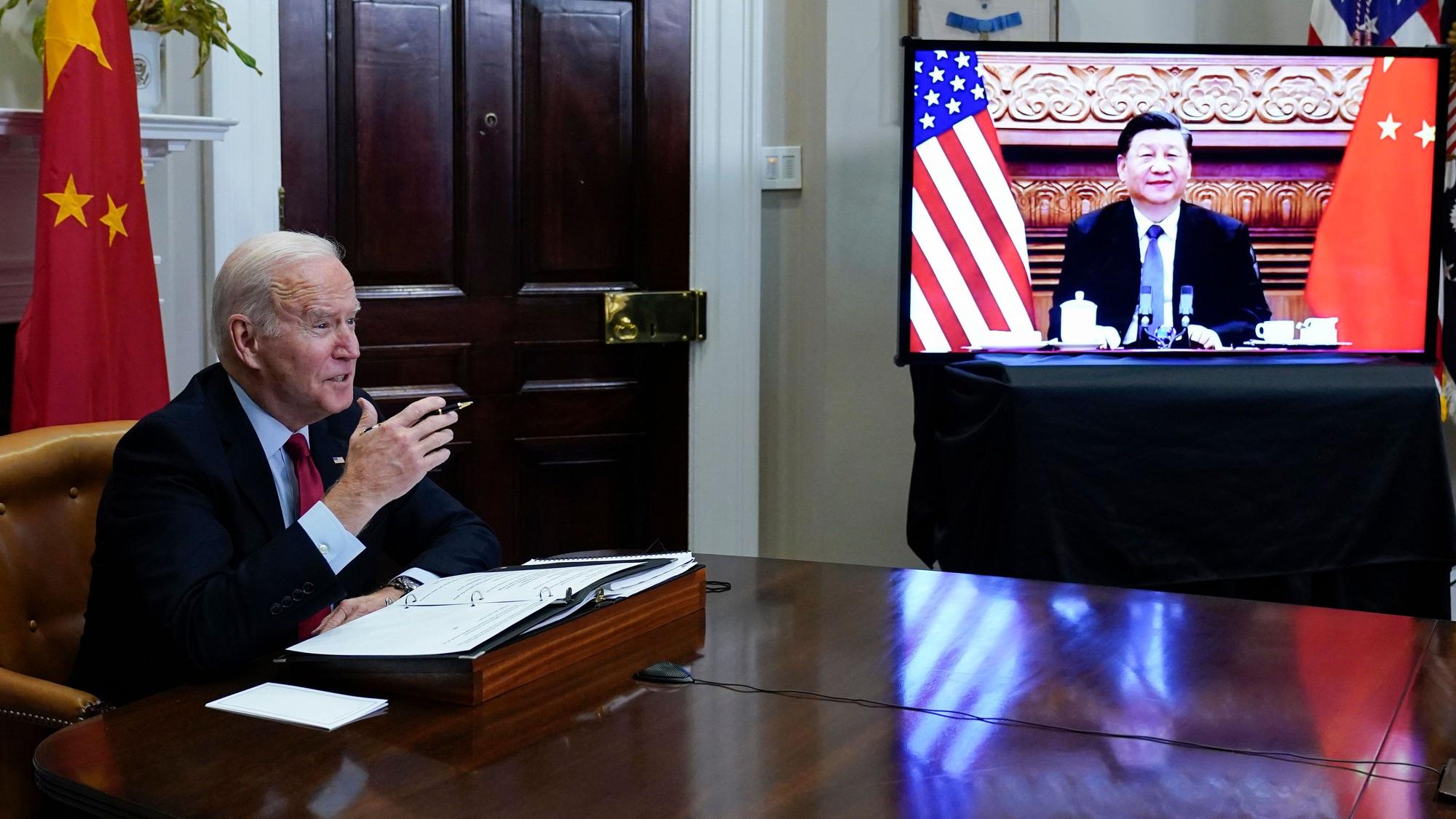 Joe Biden und der chinesische Präsident Xi Jinping während eines virtuellen Treffens am 15. November 2021. Das Foto ist im Weißen Haus entstanden, Xi Jinping ist auf einem Bildschirm zu sehen.