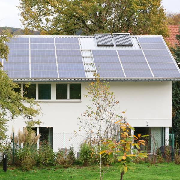 Das Passivhaus ist mit vielen Solarpaneelen auf dem Dach ausgestattet.