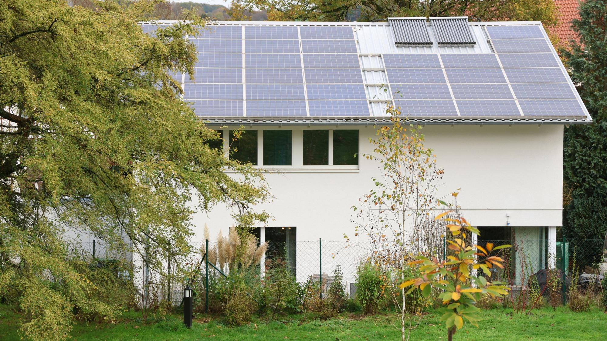 Das Passivhaus ist mit vielen Solarpaneelen auf dem Dach ausgestattet.
