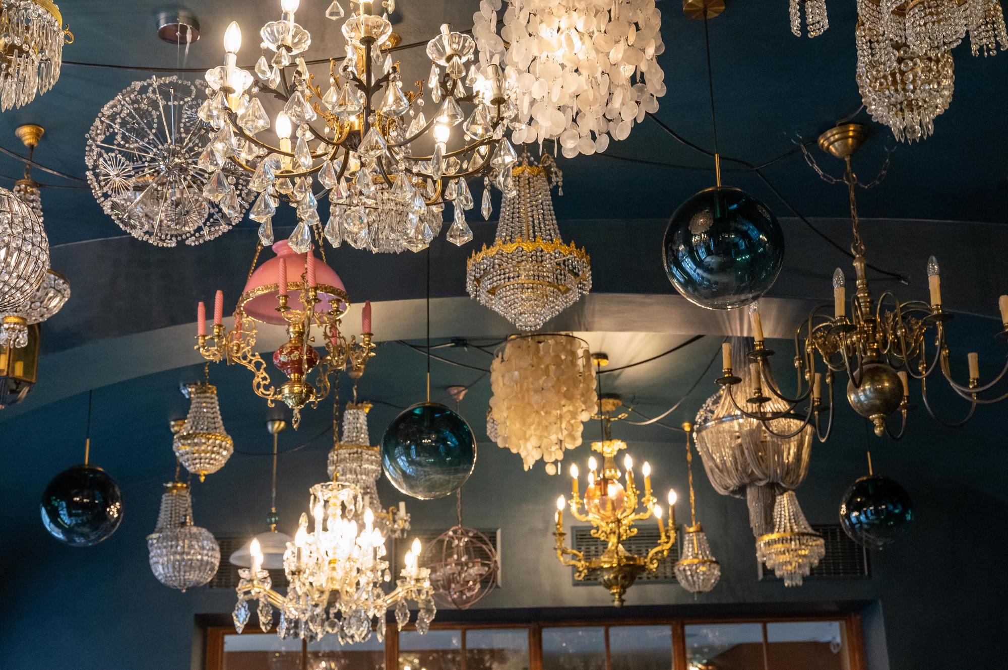 Alte Kronleuchter zieren die Decke des Gastraums im Restaurant „Augustin“.