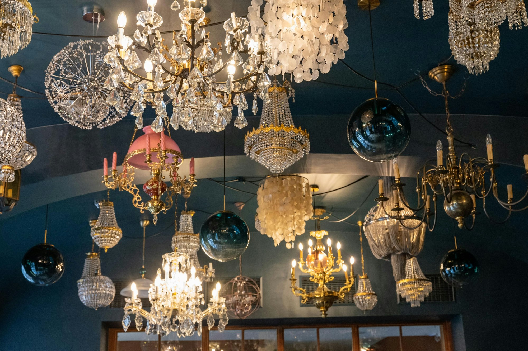 Alte Kronleuchter zieren die Decke des Gastraums im Restaurant „Augustin“.