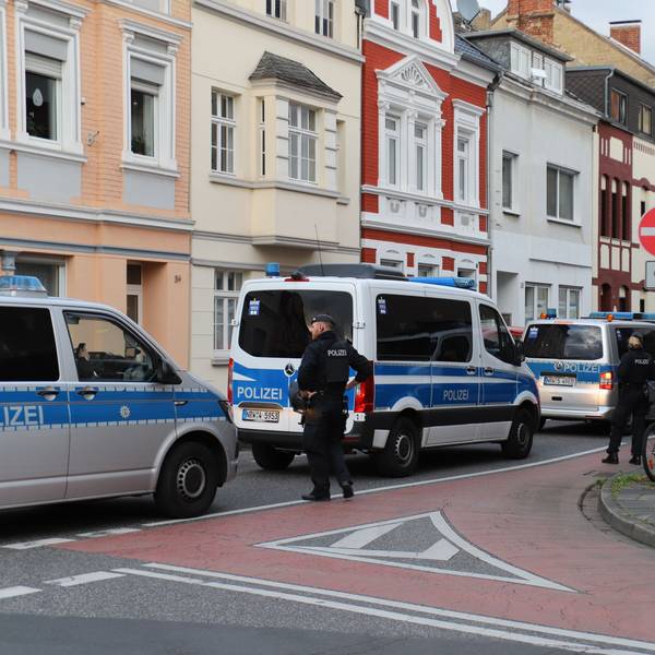 Polizisten sichern das Areal rund um den Bahnhof Siegburg nach einem Amokalarm.
