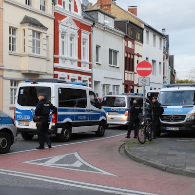 Polizisten sichern das Areal rund um den Bahnhof Siegburg nach einem Amokalarm.