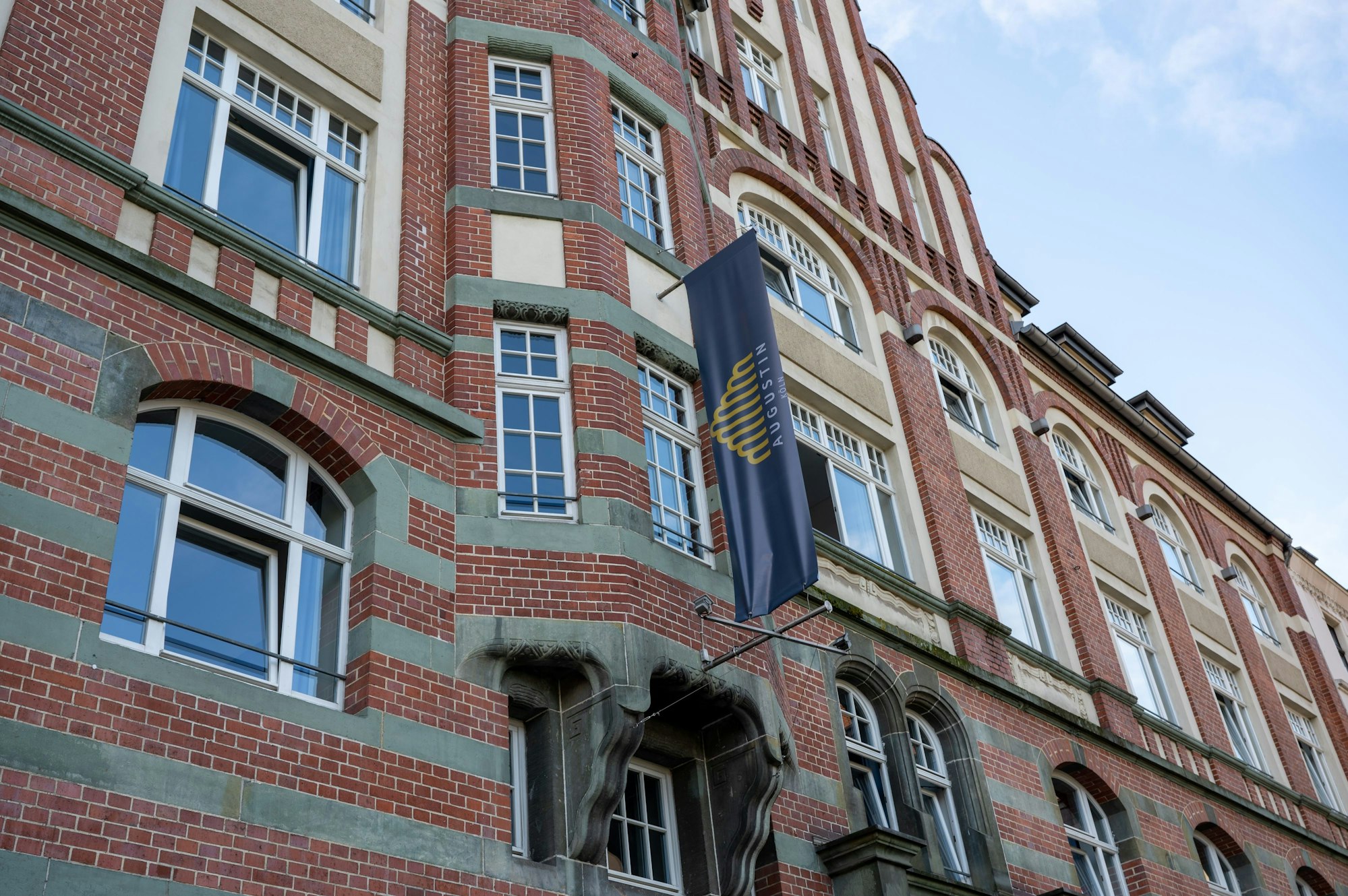 Altes Backstein -Gebäude mit weißen Fenstern