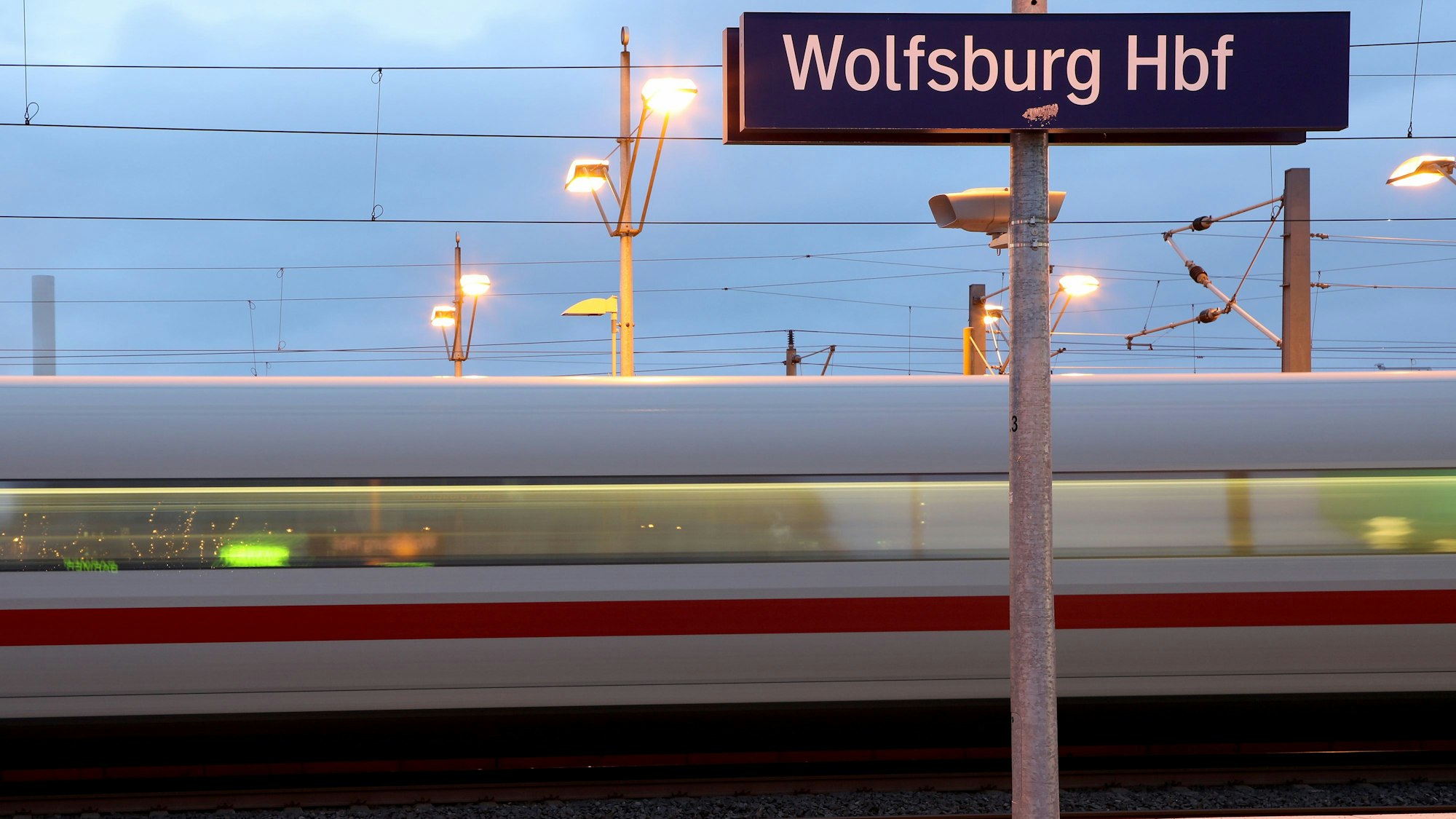 Ein ICE der Deutschen Bahn fährt durch den Hauptbahnhof in Wolfsburg.