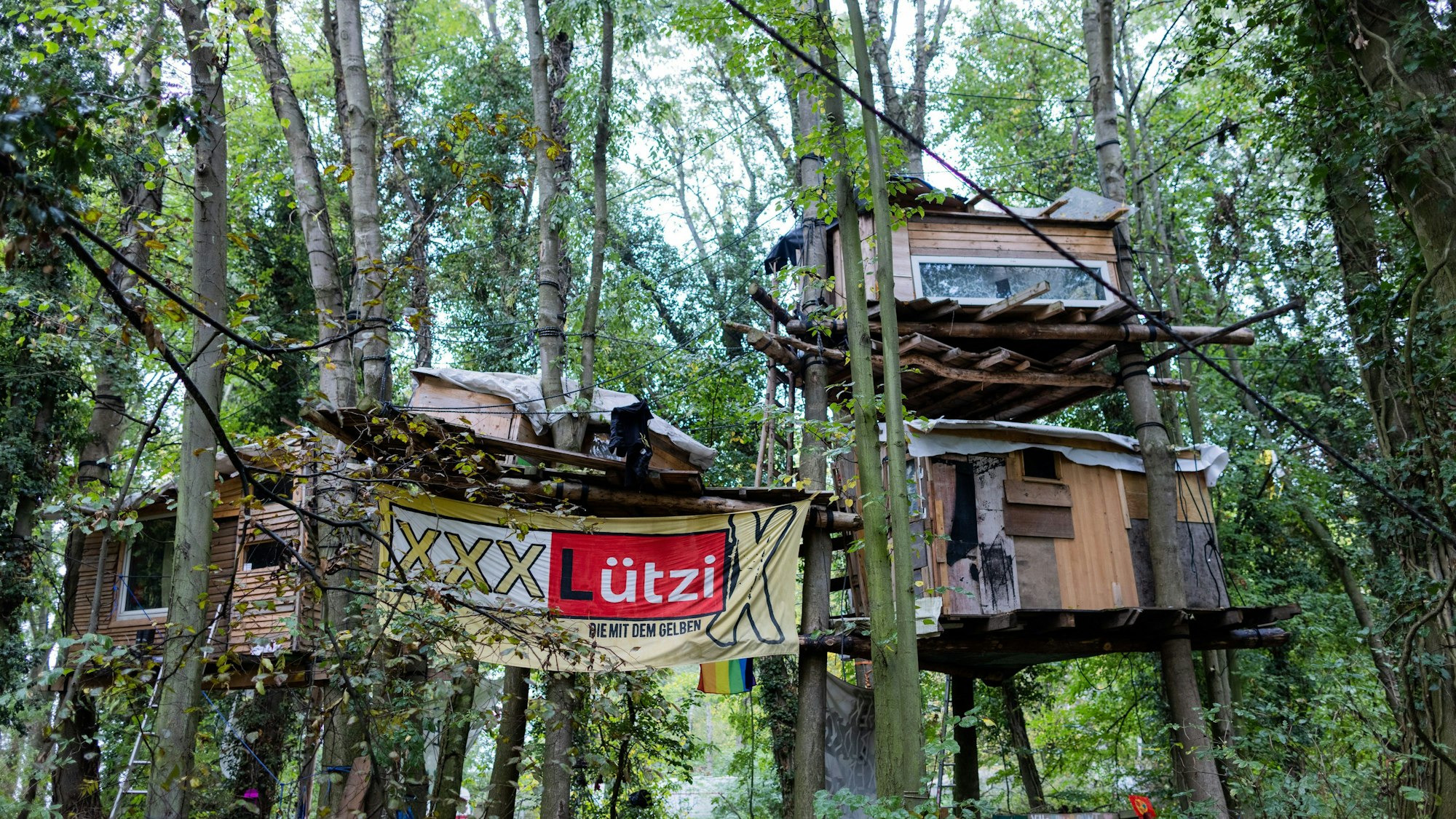 20.10.2022, Nordrhein-Westfalen, Lützerath: Baumhäuser sind im Protestcamp von Umweltaktivisten zu sehen. Das Dorf Lützerath, das derzeit aus letzten ehemaligen Wohnhäusern, Holzhütten, Wohnwagen und Baumhäusern besteht, befindet sich mittlerweile unmittelbar an der Abrisskante des Braunkohletagebaus Garzweiler II von RWE.