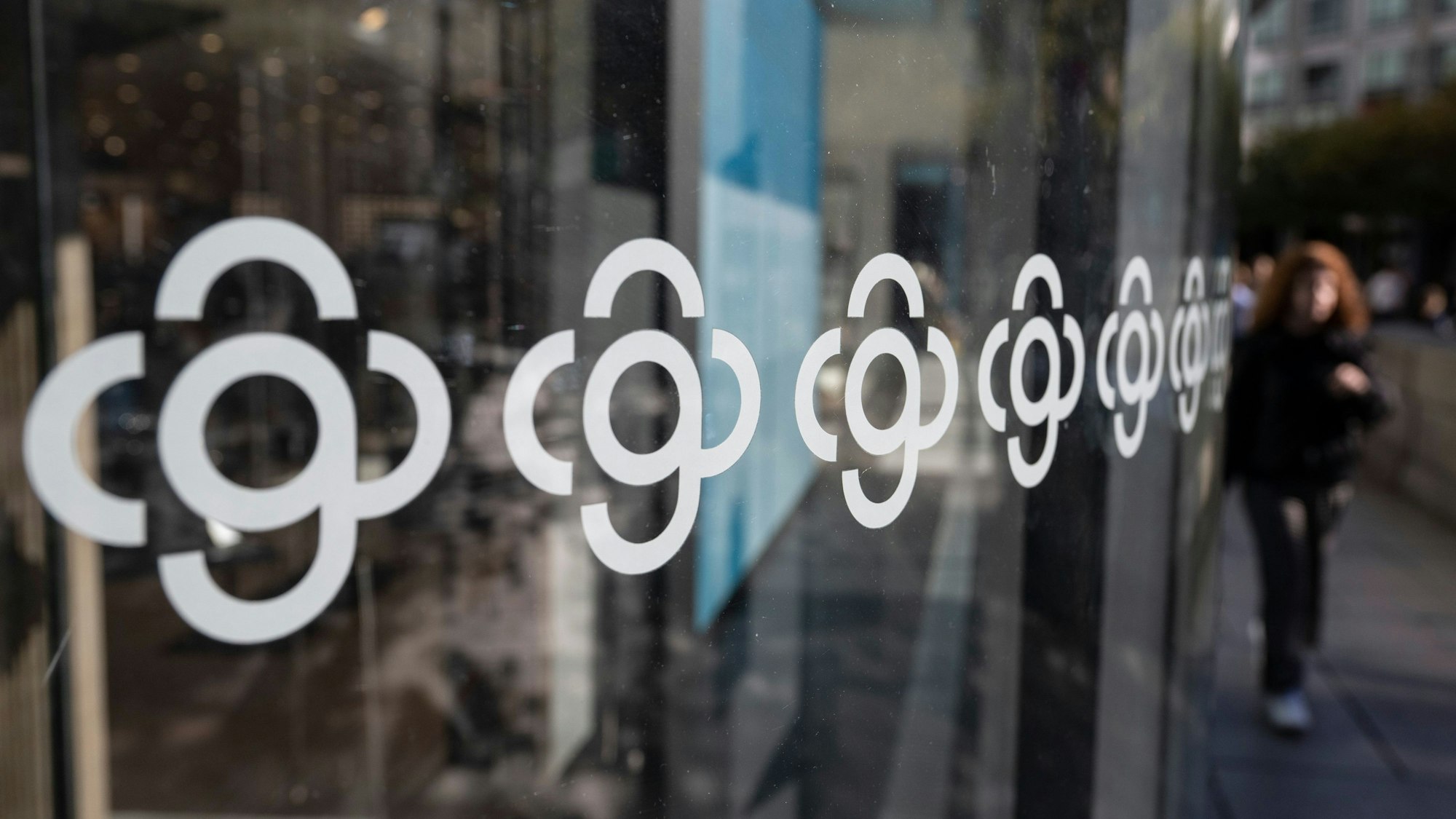 Galeria Logo auf der Fensterscheibe eines Ladens.