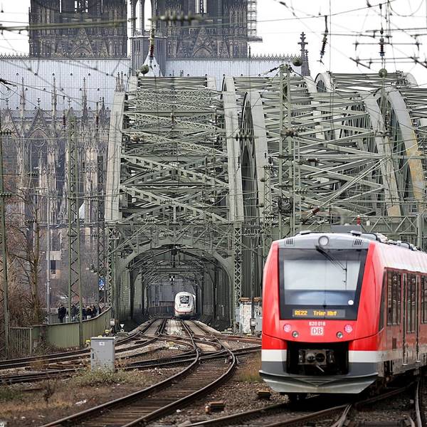 Züge fahren über die Hohenzollernbrücke in den Kölner Hauptbahnhof. (Archivfoto)