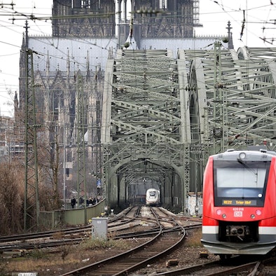 Züge fahren über die Hohenzollernbrücke in den Kölner Hauptbahnhof. (Archivfoto)