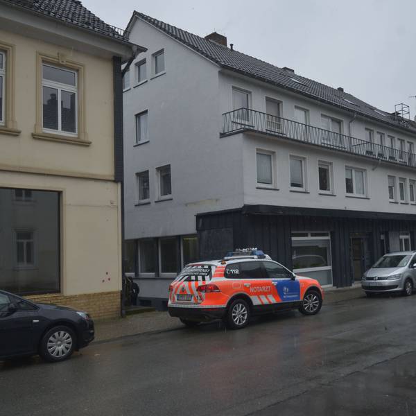 Auf der Bahnstraße in Wipperfürth steht vor einem Haus ein Notarzt-Wagen.