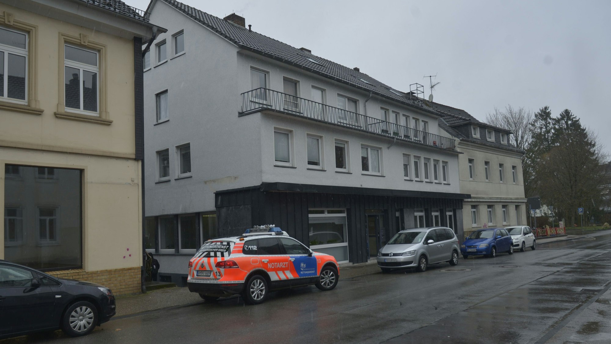 Auf der Bahnstraße in Wipperfürth steht vor einem Haus ein Notarzt-Wagen.