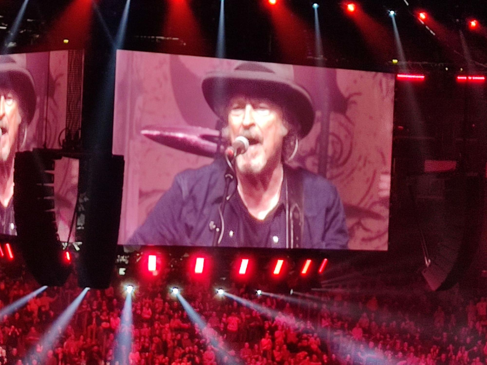 Wolfgang Niedecken ist auf dem Videowürfel der Lanxess-Arena zugeschaltet.