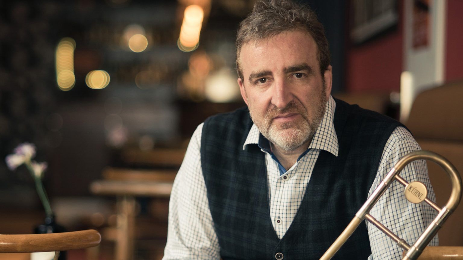 Der musikalische Leiter der„Tomburg Winds“, Adi Becker“ hält seine Posaune.