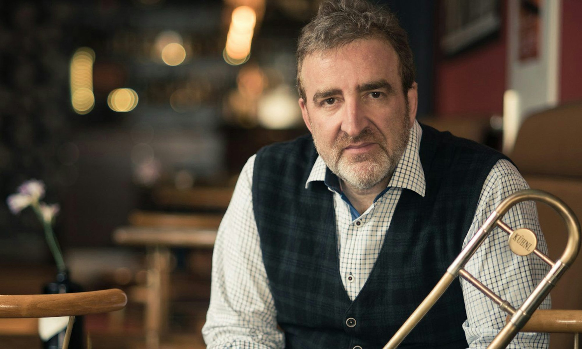 Der musikalische Leiter der„Tomburg Winds“, Adi Becker“ hält seine Posaune.