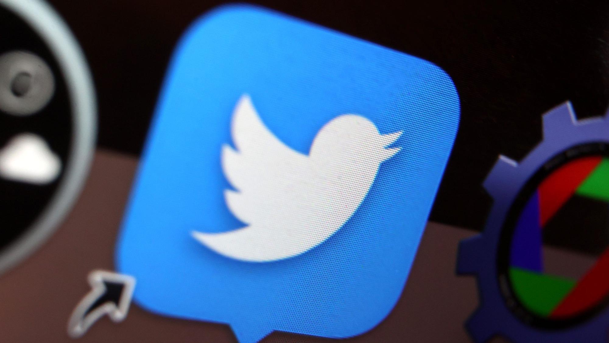 Das Logo von Twitter auf dem Display eines Laptops.