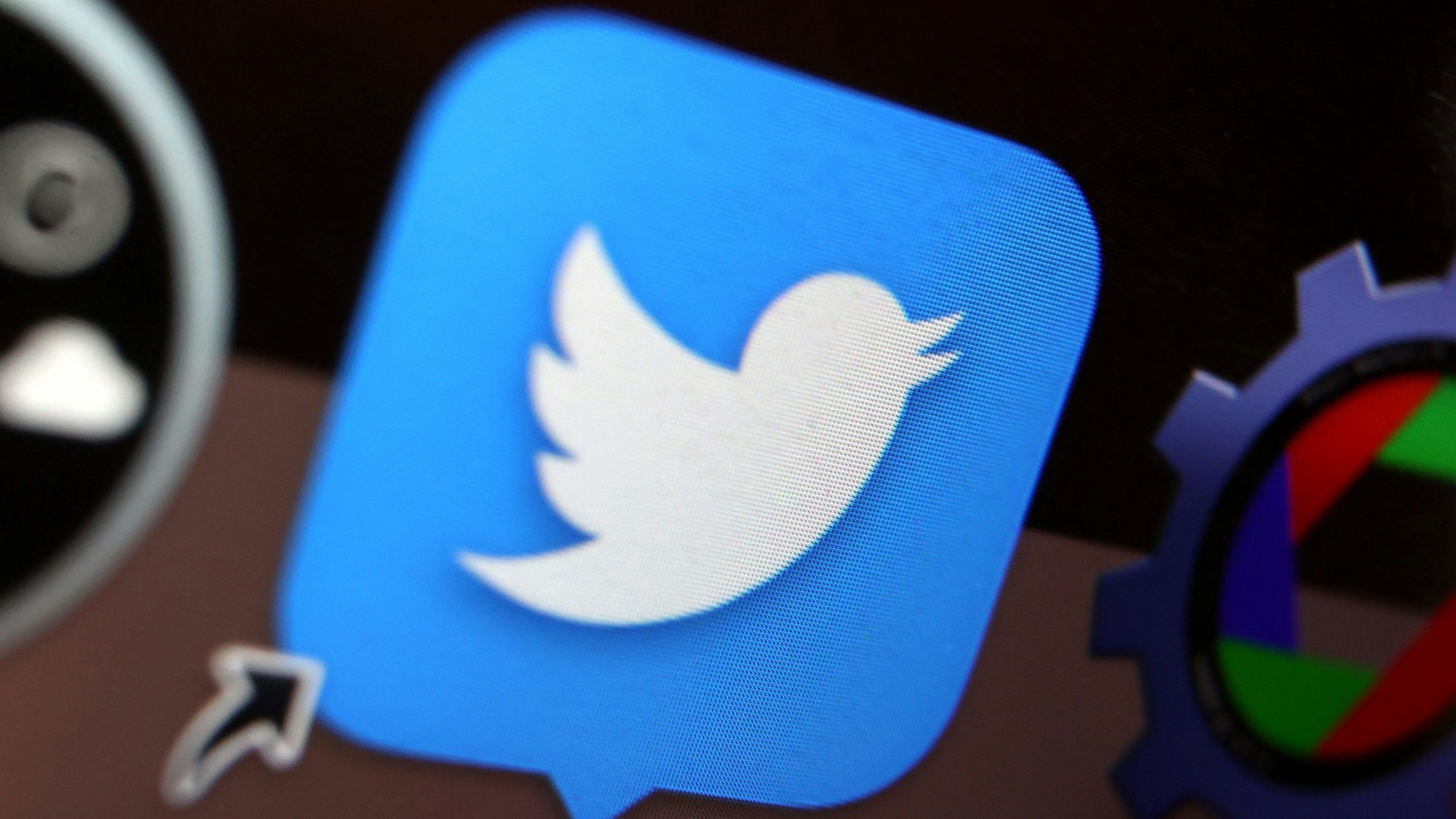 Das Logo von Twitter auf dem Display eines Laptops.