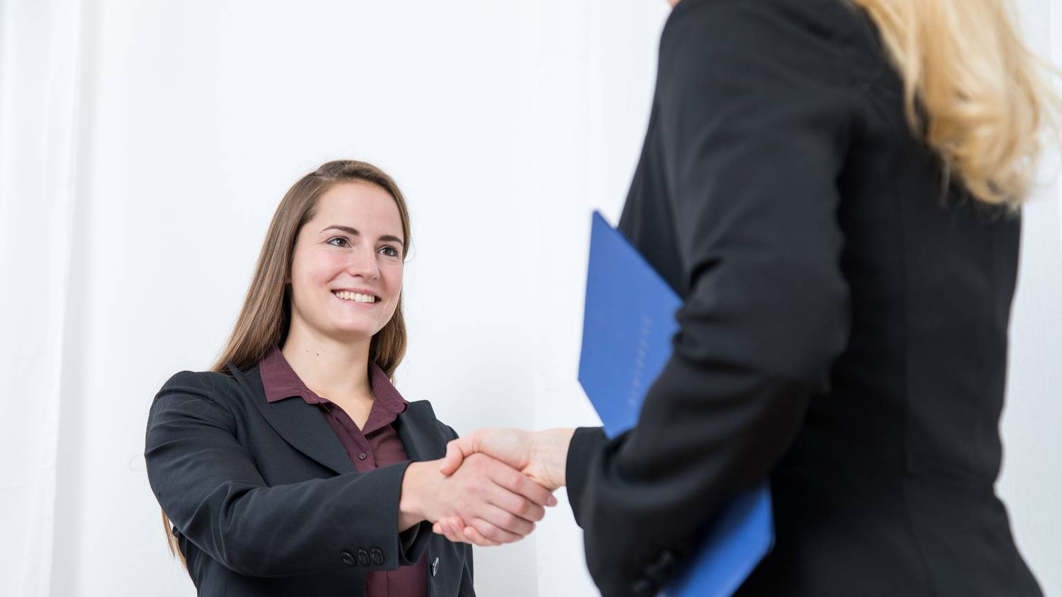 Wer mit dem Arbeitgeber über mehr Gehalt verhandelt, sollte sich vorab auch über den richtigen Zeitpunkt Gedanken machen.