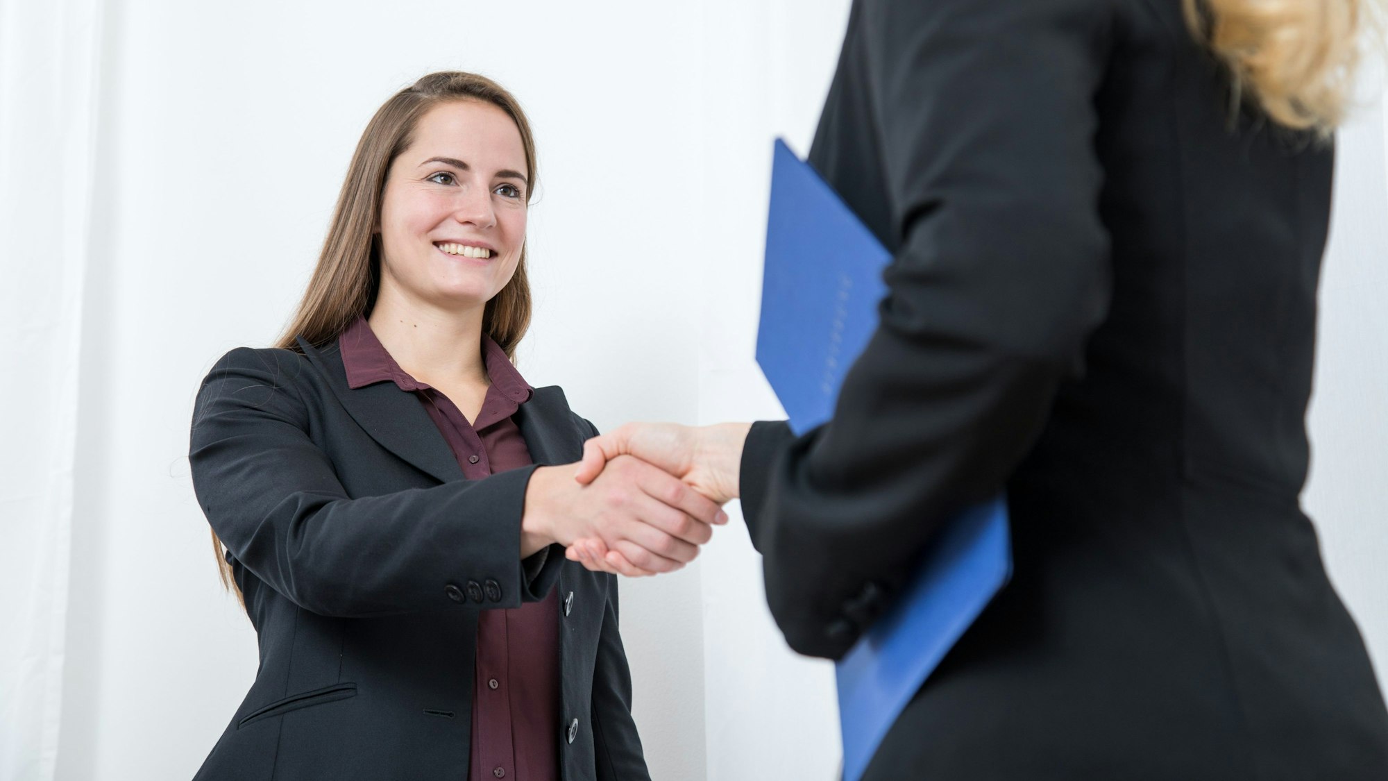 Wer mit dem Arbeitgeber über mehr Gehalt verhandelt, sollte sich vorab auch über den richtigen Zeitpunkt Gedanken machen.