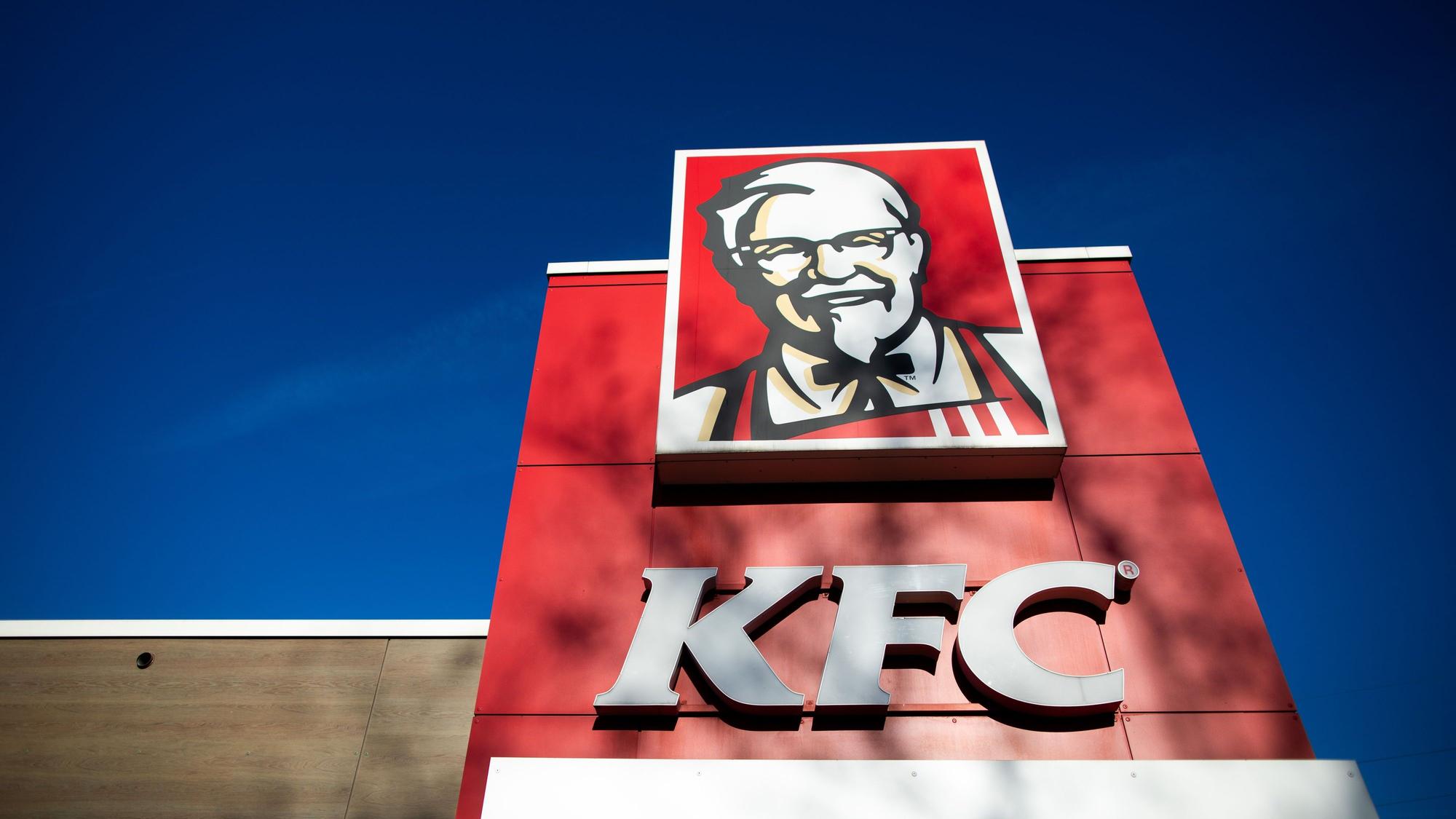 Blick auf eine Filiale der Fast-Food Kette Kentucky Fried Chicken (KFC).