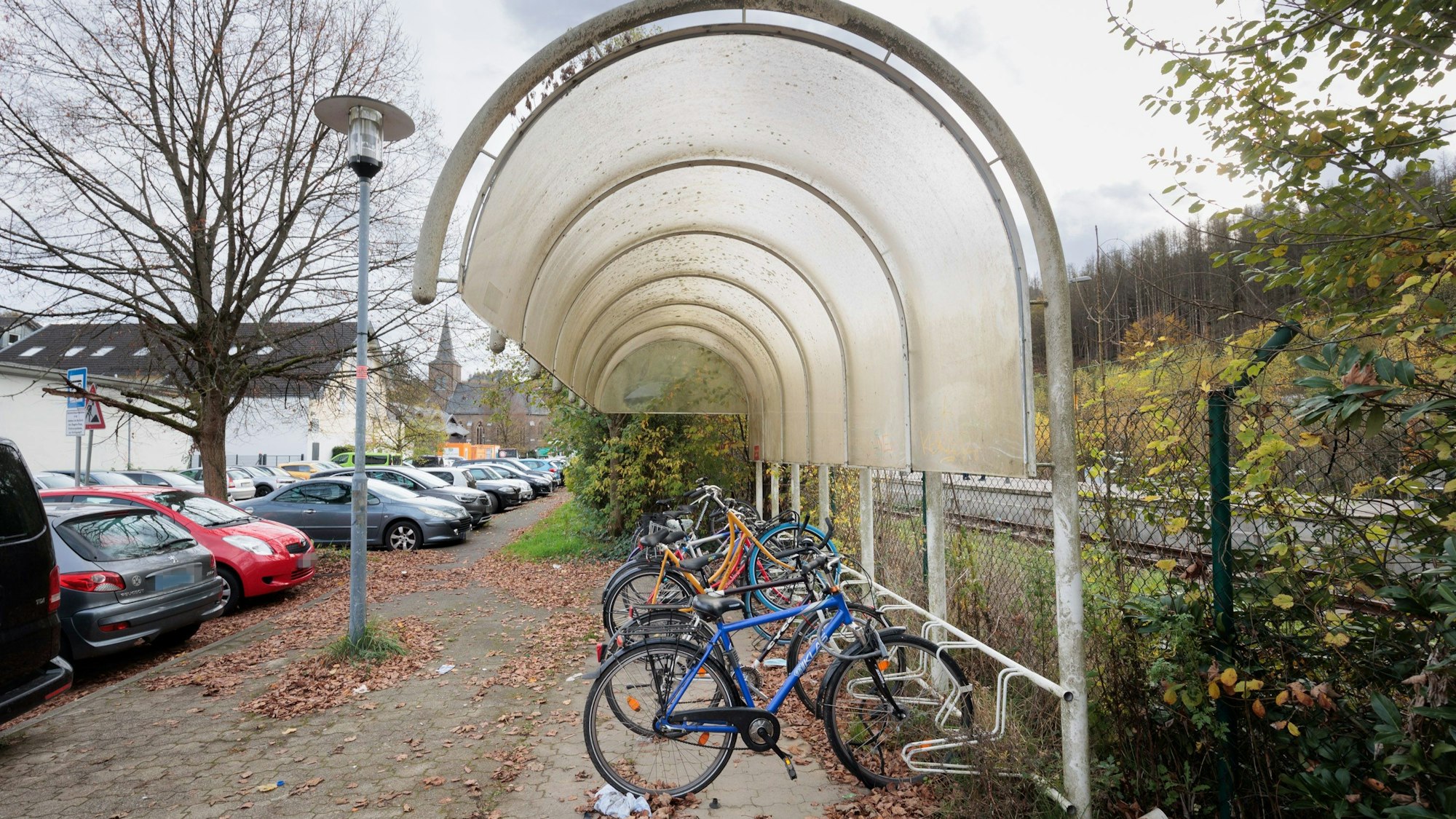 Der Fahrradstand vor dem Engelskirchener Bahnhof ist heruntergekommen. Einige Fahrräder sind dort angeschlossen.