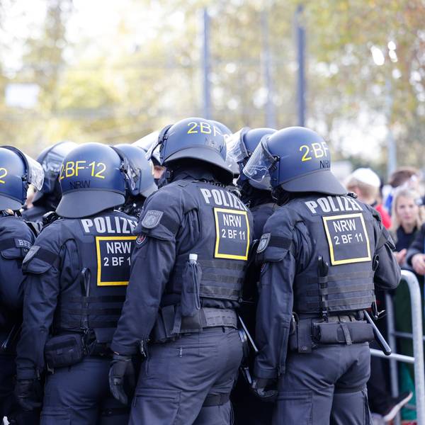Großes Aufgebot: Die Polizei war rund um die Zülpicher Straße mit vielen Einsatzkräften vertreten.