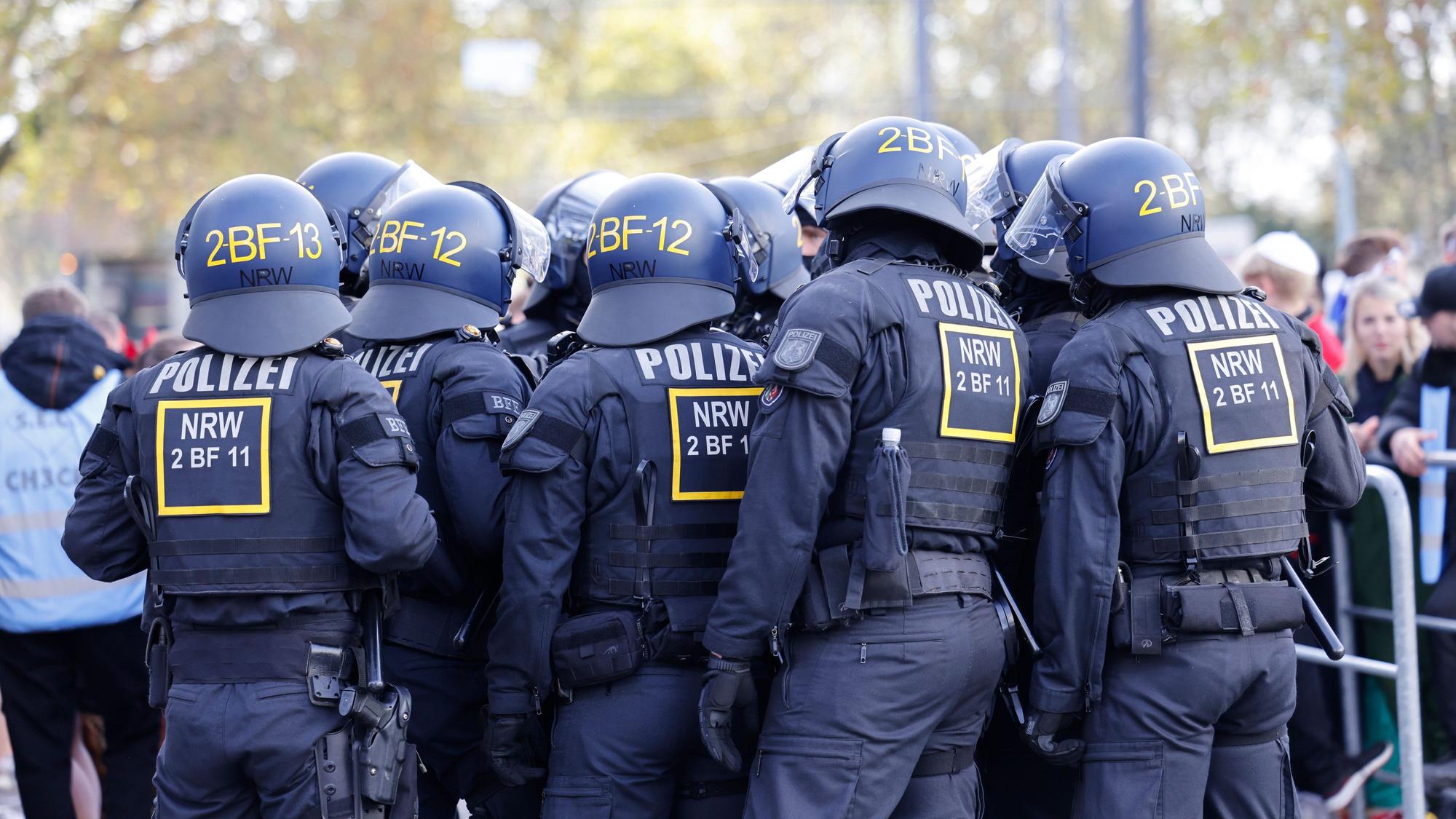 Großes Aufgebot: Die Polizei war rund um die Zülpicher Straße mit vielen Einsatzkräften vertreten.