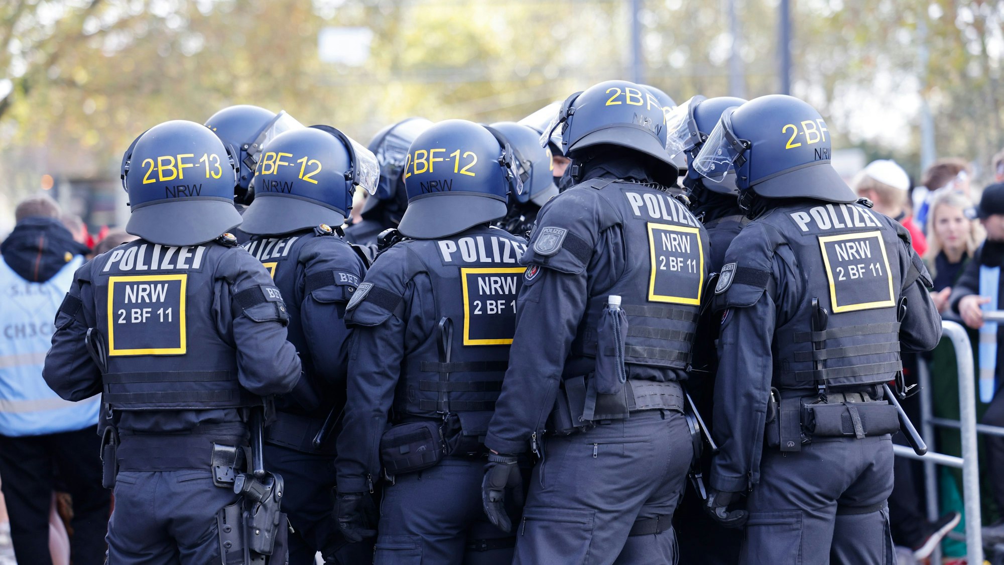 Großes Aufgebot: Die Polizei war rund um die Zülpicher Straße mit vielen Einsatzkräften vertreten.