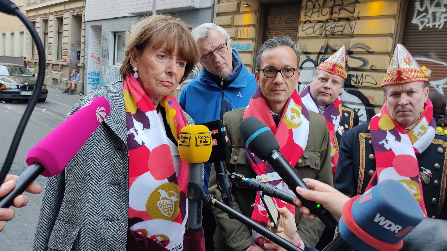 Gesprächsbedarf: Beim Sessionsauftakt am 11. November überzeugten sich Oberbürgermeisterin Henriette Reker , Polizeipräsident Falk Schnabel und Festkomitee-Präsident CHristoph Kuckelkorn (r.) von den Feierlichkeiten im Univiertel.