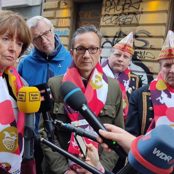 Gesprächsbedarf: Beim Sessionsauftakt am 11. November überzeugten sich Oberbürgermeisterin Henriette Reker , Polizeipräsident Falk Schnabel und Festkomitee-Präsident CHristoph Kuckelkorn (r.) von den Feierlichkeiten im Univiertel.
