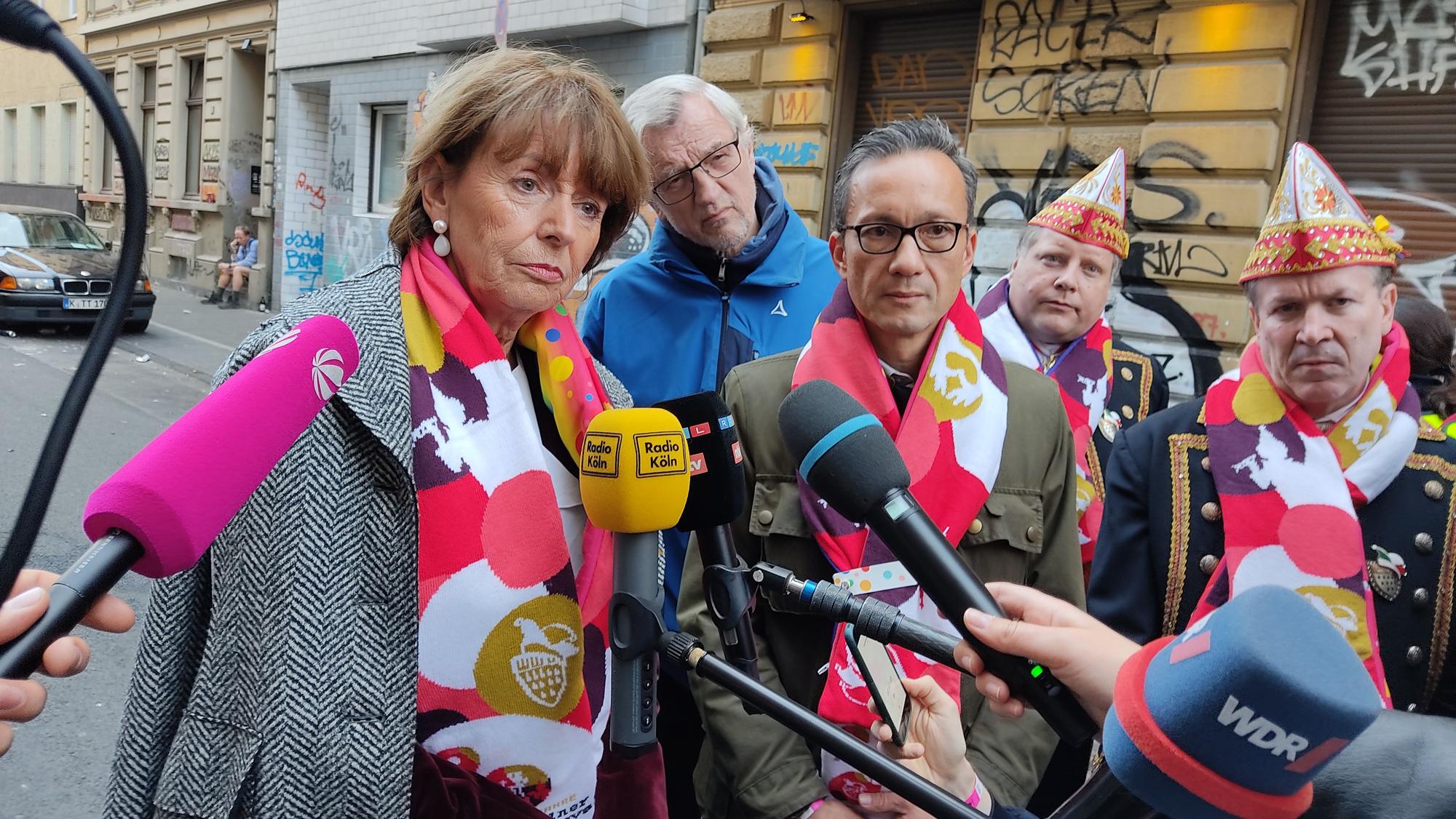 Gesprächsbedarf: Beim Sessionsauftakt am 11. November überzeugten sich Oberbürgermeisterin Henriette Reker , Polizeipräsident Falk Schnabel und Festkomitee-Präsident CHristoph Kuckelkorn (r.) von den Feierlichkeiten im Univiertel.