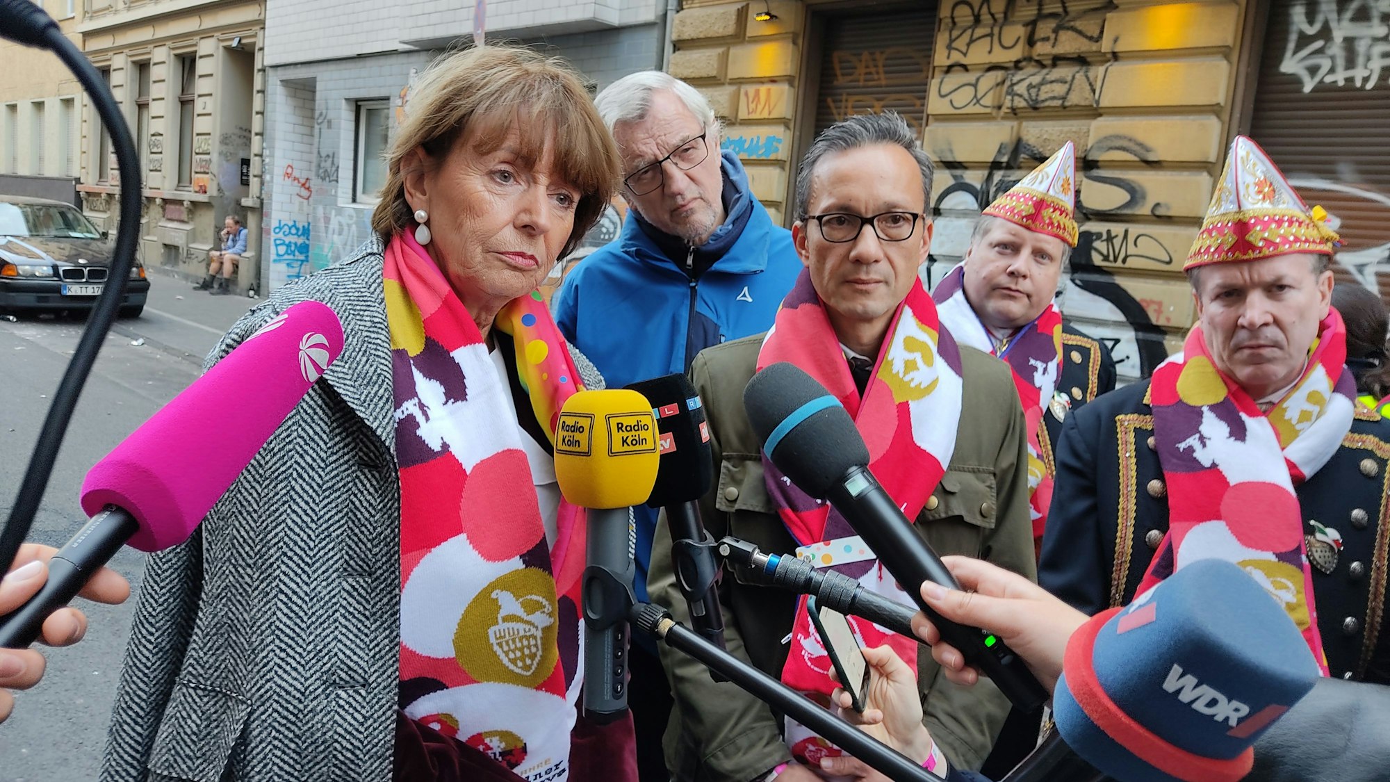 Gesprächsbedarf: Beim Sessionsauftakt am 11. November überzeugten sich Oberbürgermeisterin Henriette Reker , Polizeipräsident Falk Schnabel und Festkomitee-Präsident CHristoph Kuckelkorn (r.) von den Feierlichkeiten im Univiertel.