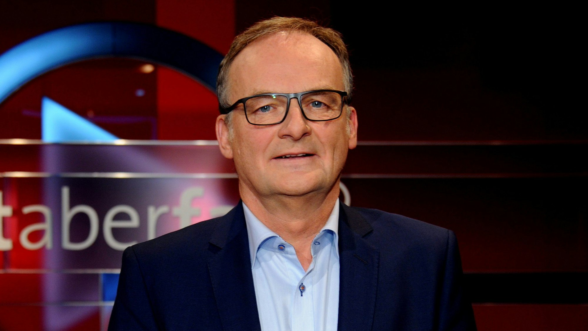 Frank Plasberg steht im Kölner TV-Studio von „hart aber fair“.
