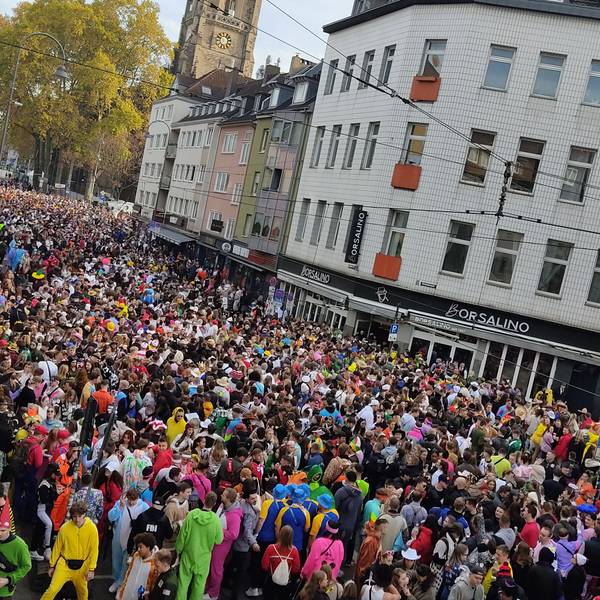 Eine dichtgedrängte Menschenmenge auf der Zülpicher Straße feiert die Eröffnung der Karnevals-Session in Köln.
