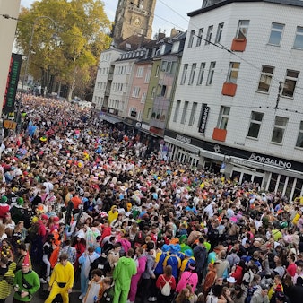 Eine dichtgedrängte Menschenmenge auf der Zülpicher Straße feiert die Eröffnung der Karnevals-Session in Köln.