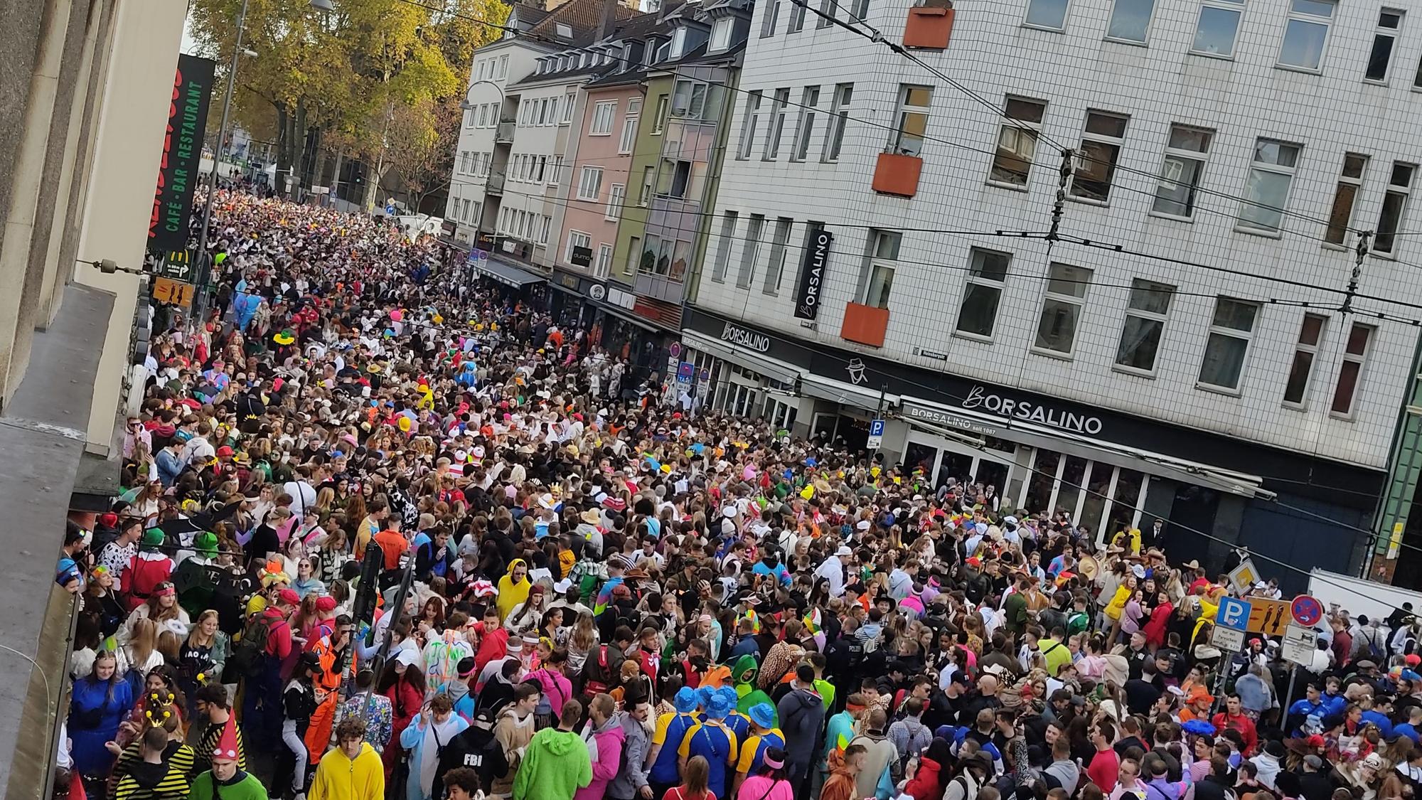 Zahlreiche Karnevalsjecken drängen sich beim Sessionsauftakt am 11.11.2022 auf der Zülpicher Straße.