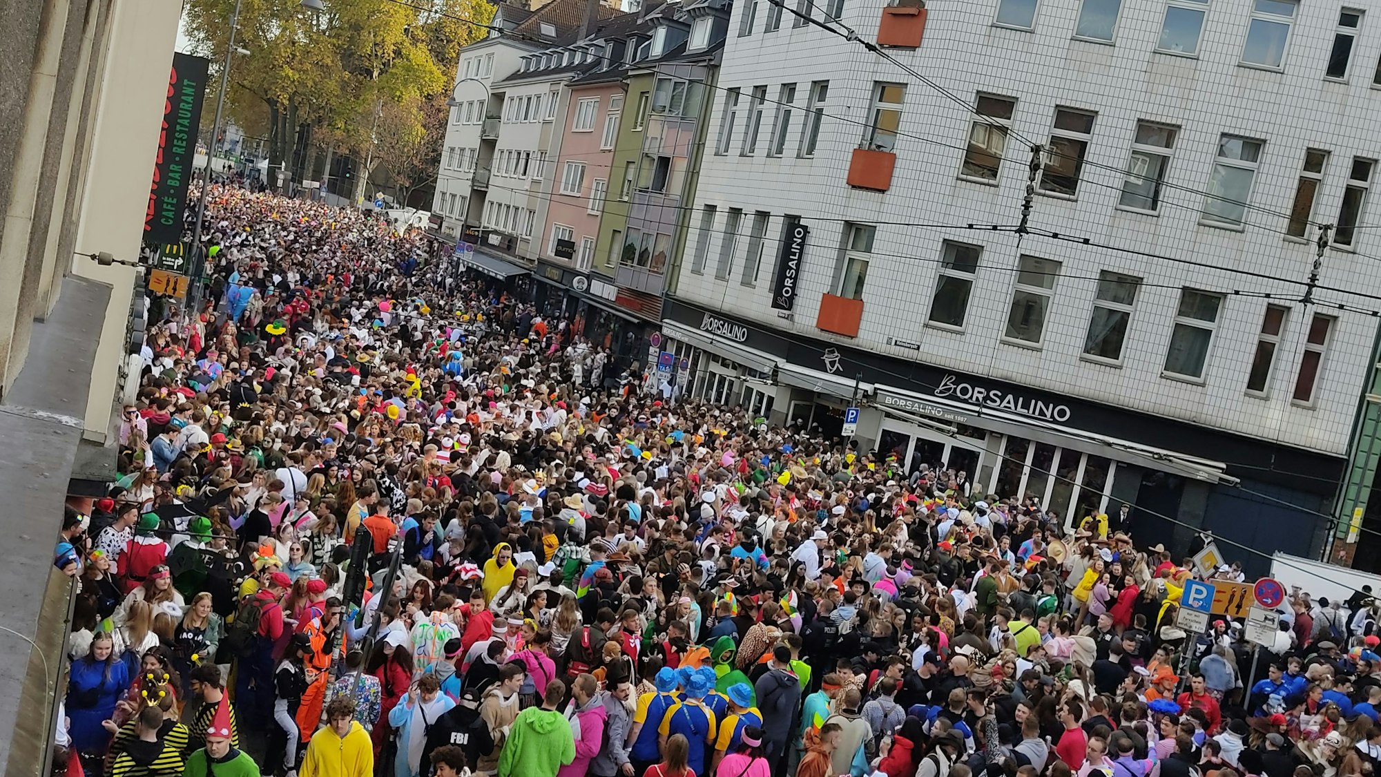 Zahlreiche Karnevalsjecken drängen sich beim Sessionsauftakt am 11.11.2022 auf der Zülpicher Straße.