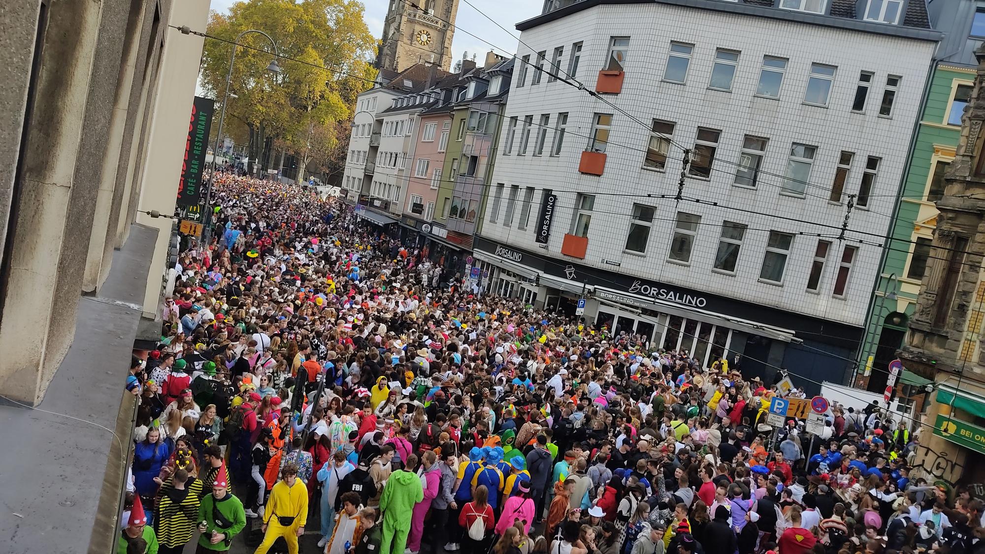 Eine dichtgedrängte Menschenmenge auf der Zülpicher Straße feiert die Eröffnung der Karnevals-Session in Köln.