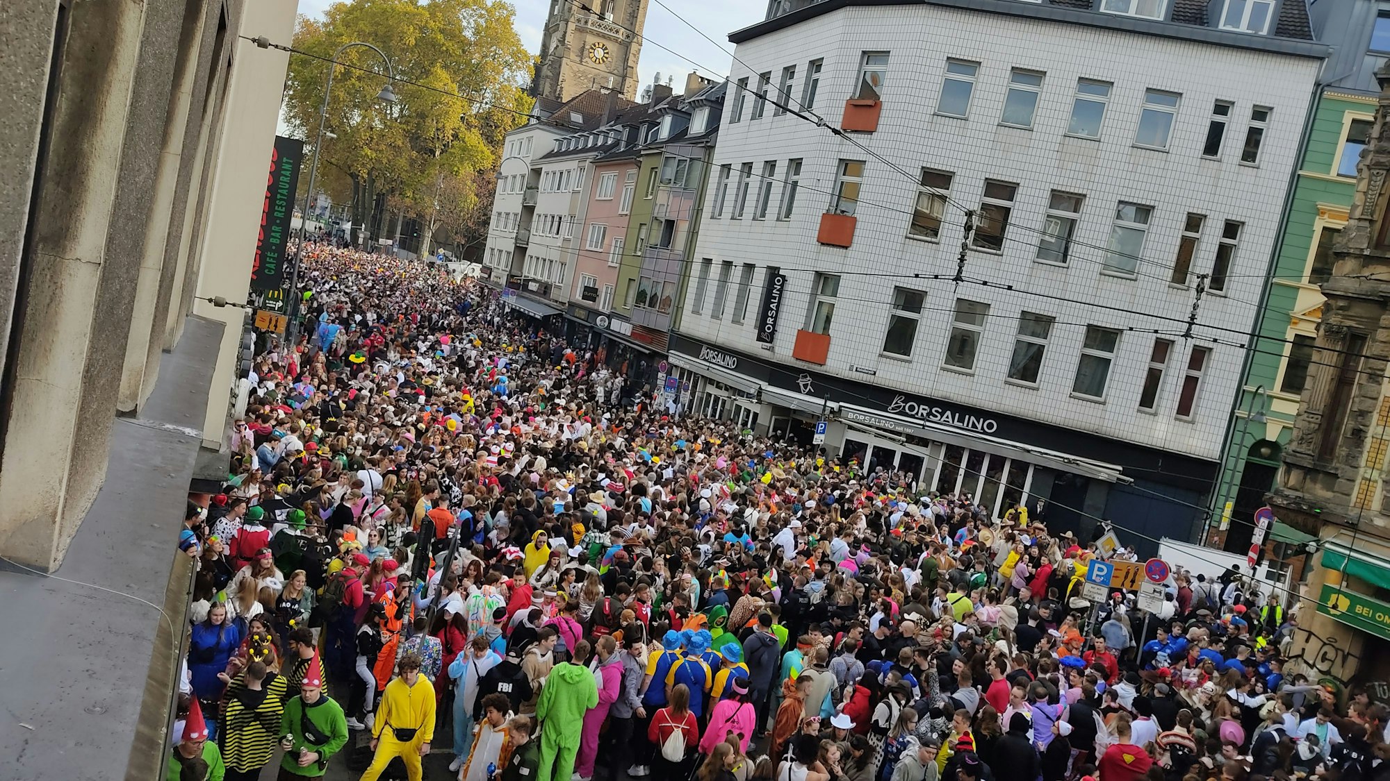 Eine dichtgedrängte Menschenmenge auf der Zülpicher Straße feiert die Eröffnung der Karnevals-Session in Köln.